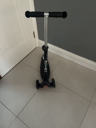 Genuine Maxi Micro 3-Wheel Scooter (Black)