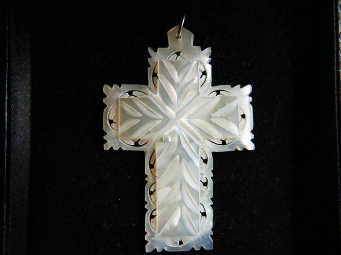 Vintage Dainty Round Star Carved White Mother of Pearl MOP Shell Pendant