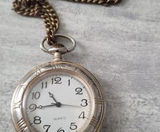 Stylish vintage pocket watch with chain (Quartz)