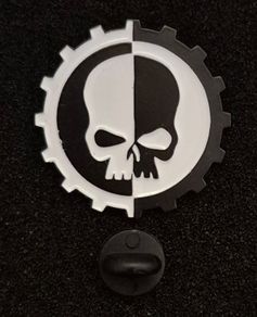 WARHAMMER 40K , pin back badge.