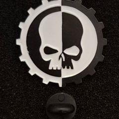 WARHAMMER 40K , pin back badge.