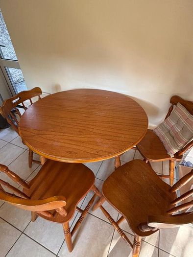 Round Dining Table with 4 Chairs