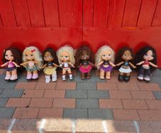 8 Collectable Bratz Dolls
