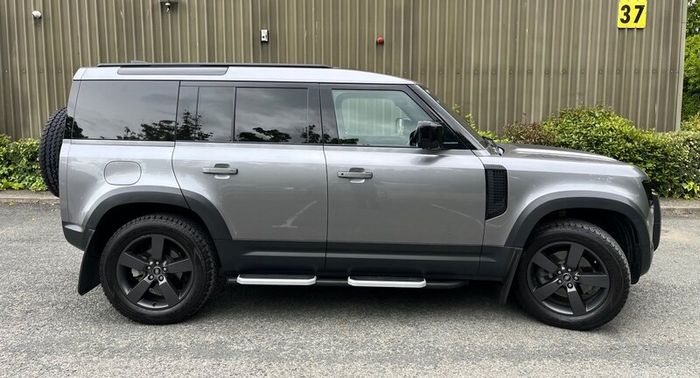 Land Rover Defender 2021