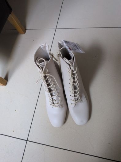 Stradivarius Cream Ankle Boots.  S.39-6.  B.N.W.T.