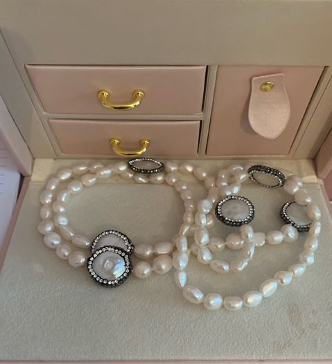 Long pearl necklace