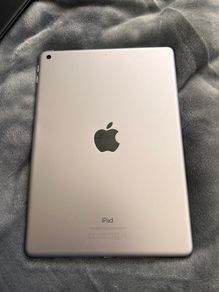 APPLE iPad 9.7" 2017 for parts or repair + extra covers