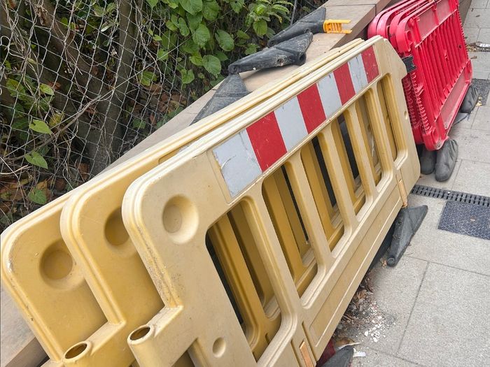 Construction site safety barriers