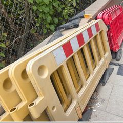 Construction site safety barriers