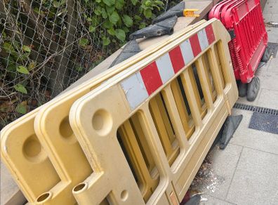 Construction site safety barriers