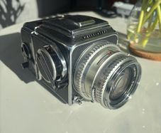 Hasselblad 500c w Zeiss Planar 80mm f2.8 - A12 back