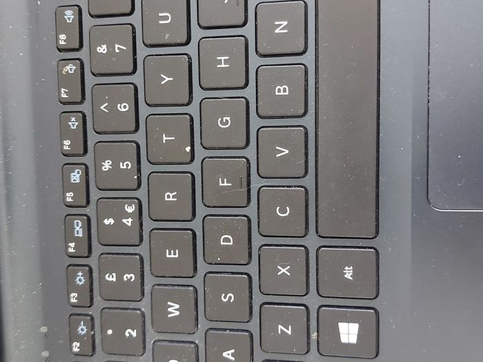SAMSUNG Notebook Model NP915S3G, Quad Core Processor, 1.4GHz, 4GB Ram, 128GB SSD, Windows 10, Microsoft Edge, Chrome and VLC