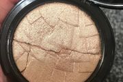 Anastasia Beverly Hills the very popular highlighter in SO HOLLYWOOD