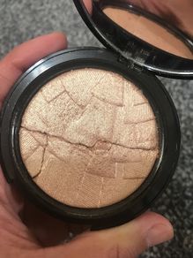 Anastasia Beverly Hills the very popular highlighter in SO HOLLYWOOD