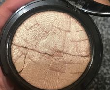 Anastasia Beverly Hills the very popular highlighter in SO HOLLYWOOD