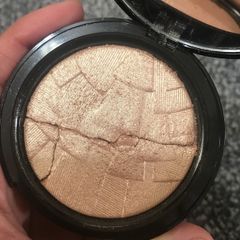 Anastasia Beverly Hills the very popular highlighter in SO HOLLYWOOD