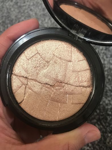 Anastasia Beverly Hills the very popular highlighter in SO HOLLYWOOD