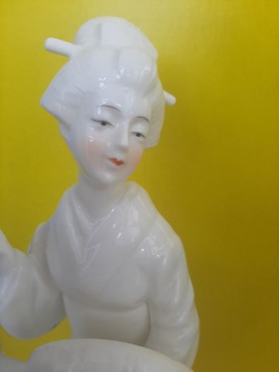 New collectable fine bone China Geisha girl