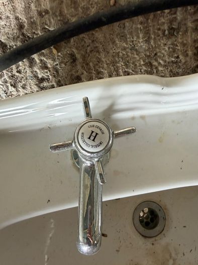 Bathroom/ Kitchen Sink