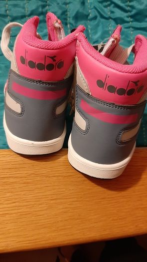 DIADORA high top Size 4-4.5