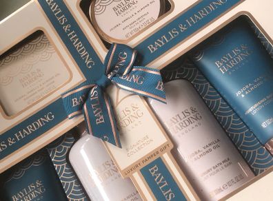 baylis& harding gift set