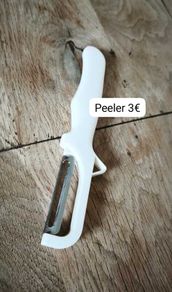 Kitchen vegetable peeler - white