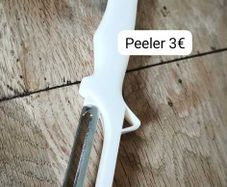 Kitchen vegetable peeler - white