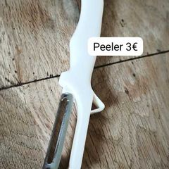 Kitchen vegetable peeler - white
