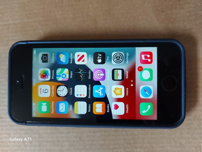 Apple Iphone SE, Space Grey, 32GB, with Battery Pack Case for Great protection, excellent condition