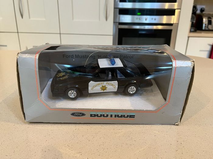 Ford Mustang Police 1/24 Ford Dealer Burago