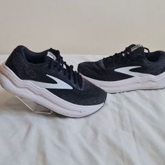 Brooks ghost 2 max Size 7.5 eu 41 black/white In excellent condition