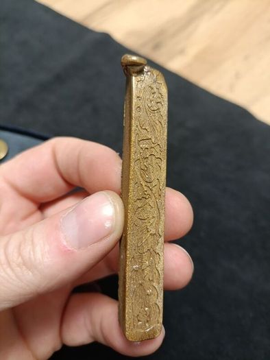Fine Handmade Fleur de Lis Wax Seal Stamp Kit Vintage Brass Stamp Head Colorful Turned Birchwood Handle Gold tone Stick of Sealing Wax