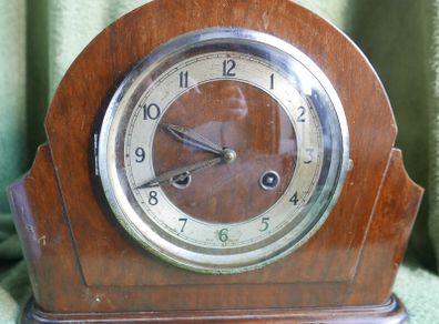 Vintage Collectable Desk, Mantel & Shelf Clock (in working order)