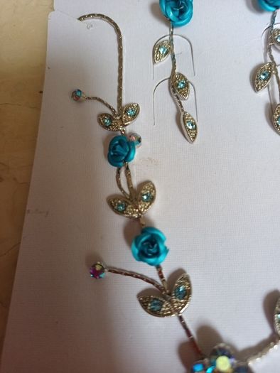 Costume  Necklace & Matching  Earrings.  Length  - 10"