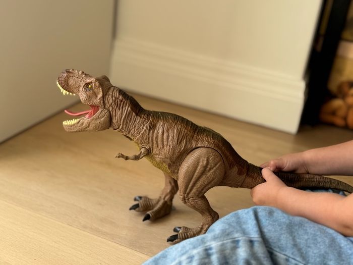 Jurassic World Epic Roarin' Tyrannosaurus Rex, dinosaur toys with Primal Attack Feature, Sound, Realistic Shaking