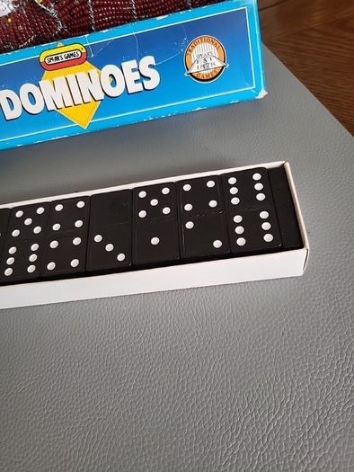 Dominoes set