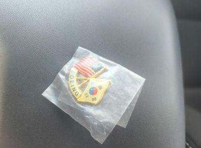 Boeing US and South Korea flag pin