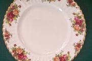 Old country roses Dinner plates