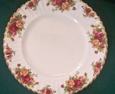 Old country roses Dinner plates