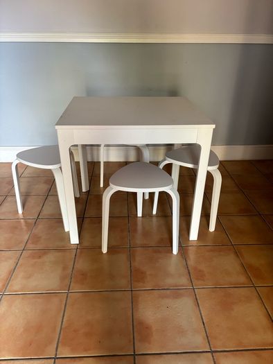 Extendable kitchen table and stools