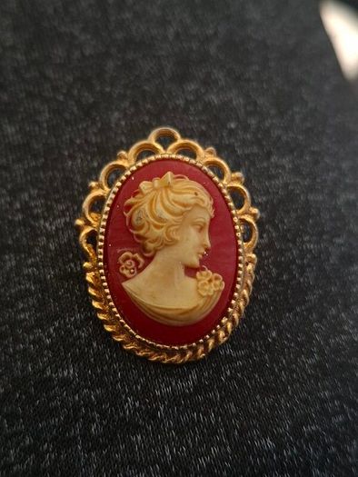 Vintage Cameo Brooch