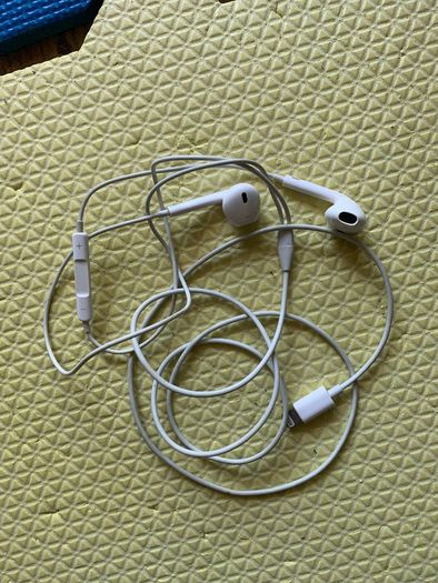 Original Apple EarPods with Lightning Connector (iPhone / iPad)