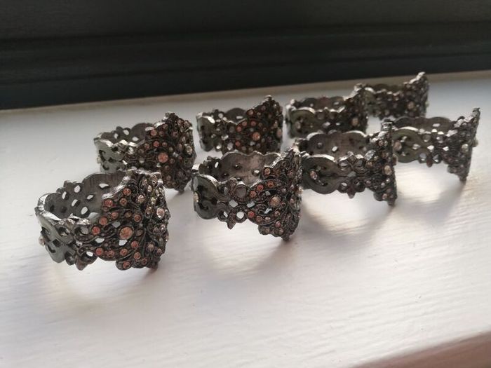 Set of 8 x matching metal / gem napkin rings