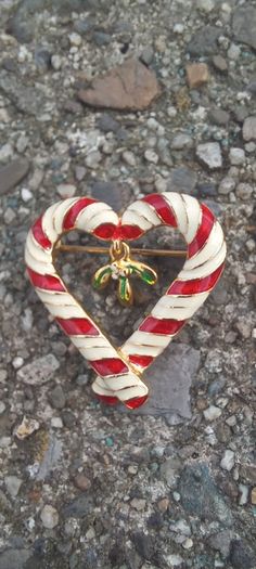 Vintage jewelry is sold individually for 5 to 10 euros.