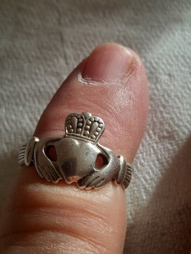 silver claddagh ring