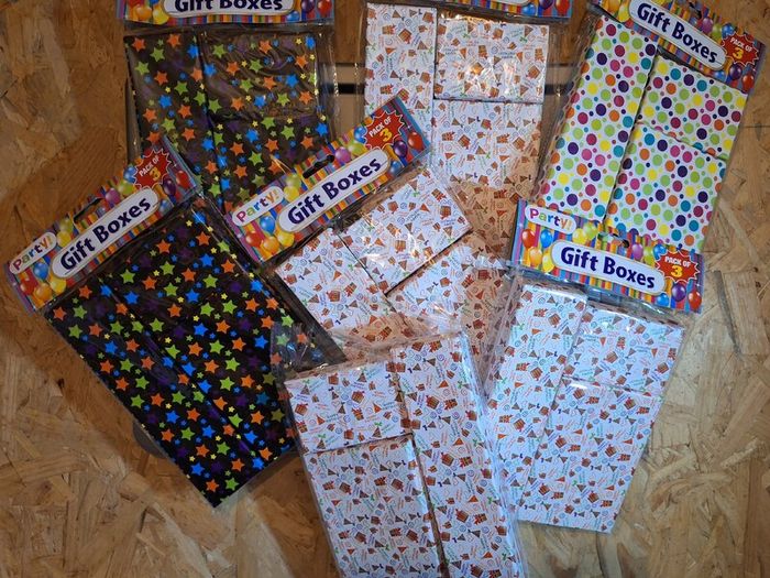 Assorted party gift boxes, 7 X packets available