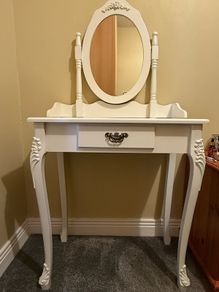 White dressing table in a great condition