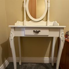 White dressing table in a great condition