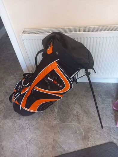 Dunlop golf clubs and bag with stand. Right handed clubs.