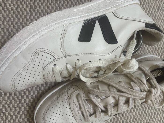 VEJA Men's Campo Trainers in White with Black V - Size 40